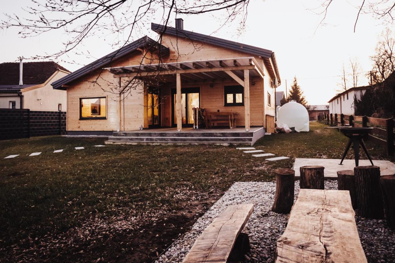 Holiday Home Nightswim Inn Vrbovec Exteriör bild